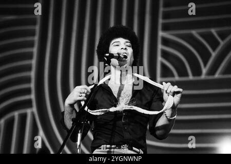 Der britische Sänger, auteur-compositeur und Gitarrist Ray Dorset, seit 1972 bekannt unter dem Namen der Rock- und Bluesband, BEI der er frontman ist, Mungo Jerry. Hier spielt Mungo Jerry auf der Bühne beim Auftritt in 'Ein Kessel Buntes' im Ost-Berliner Friedrichstadt-Palast, DDR 1985. Banque D'Images