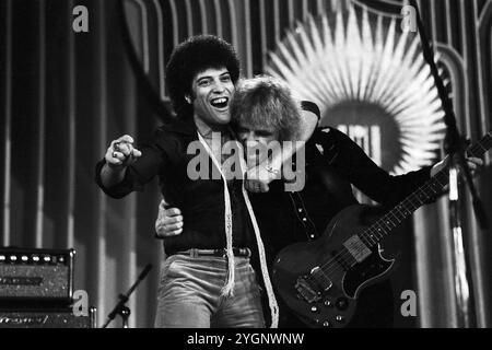 Der britische Sänger, auteur-compositeur und Gitarrist Ray Dorset (liens), seit 1972 bekannt unter dem Namen der Rock- und Bluesband, BEI der er frontman ist, Mungo Jerry. Hier spielt Mungo Jerry auf der Bühne beim Auftritt in 'Ein Kessel Buntes' im Ost-Berliner Friedrichstadt-Palast, DDR 1985. Banque D'Images