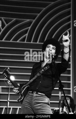 Der britische Sänger, auteur-compositeur und Gitarrist Ray Dorset, seit 1972 bekannt unter dem Namen der Rock- und Bluesband, BEI der er frontman ist, Mungo Jerry. Hier spielt Mungo Jerry auf der Bühne beim Auftritt in 'Ein Kessel Buntes' im Ost-Berliner Friedrichstadt-Palast, DDR 1985. Banque D'Images