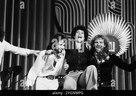 Der britische Sänger, auteur-compositeur und Gitarrist Ray Dorset (mittig), seit 1972 bekannt unter dem Namen der Rock- und Bluesband, BEI der er frontman ist, Mungo Jerry. Hier spielt Mungo Jerry auf der Bühne beim Auftritt in 'Ein Kessel Buntes' im Ost-Berliner Friedrichstadt-Palast, DDR 1985. Banque D'Images