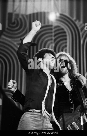 Der britische Sänger, auteur-compositeur und Gitarrist Ray Dorset (liens), seit 1972 bekannt unter dem Namen der Rock- und Bluesband, BEI der er frontman ist, Mungo Jerry. Hier spielt Mungo Jerry auf der Bühne beim Auftritt in 'Ein Kessel Buntes' im Ost-Berliner Friedrichstadt-Palast, DDR 1985. Banque D'Images