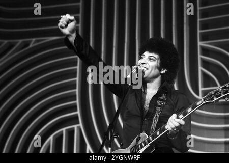 Der britische Sänger, auteur-compositeur und Gitarrist Ray Dorset, seit 1972 bekannt unter dem Namen der Rock- und Bluesband, BEI der er frontman ist, Mungo Jerry. Hier spielt Mungo Jerry auf der Bühne beim Auftritt in 'Ein Kessel Buntes' im Ost-Berliner Friedrichstadt-Palast, DDR 1985. Banque D'Images