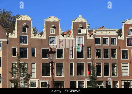 Amsterdam Nieuwe Herengracht façades de maison traditionnelle en briques avec drapeau palestinien et ciel bleu, pays-Bas Banque D'Images