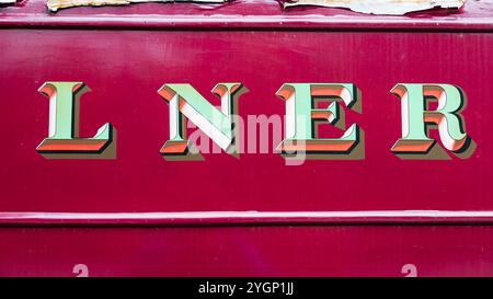 Peinture du chemin de fer du Nord-est sur les vieilles peintures pelées sur les wagons. LNER, Goathland. NYMR. LNER Banque D'Images