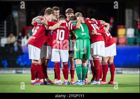 Silkeborg, Danemark. 30 octobre 2024. Les joueurs de Silkeborg IF s'unissent dans un caucus lors du match danois Oddset Pokalen Cup entre Holbaek et Silkeborg IF au JYSK Park à Silkeborg. Banque D'Images