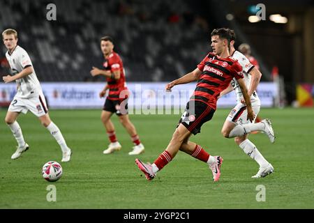 8 novembre 2024 ; CommBank Stadium, Sydney, NSW, Australie : a-League Football, Western Sydney Wanderers contre Newcastle jets ; Nicolas Milanovic de Western Sydney Wanderers passe le ballon Banque D'Images