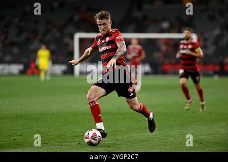 8 novembre 2024 ; CommBank Stadium, Sydney, NSW, Australie : a-League Football, Western Sydney Wanderers contre Newcastle jets ; Anthony Pantazopoulos de Western Sydney Wanderers traverse le ballon Banque D'Images