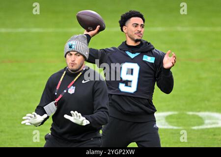 08 novembre 2024, Football américain : NFL, avant le match Carolina Panthers - New York Giants, entraînement Carolina Panthers au FC Bayern Campus, Bryce Young, quarterback des Carolina Panthers, à l'entraînement. Photo : Harry Langer/dpa Banque D'Images