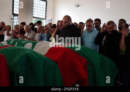 Pneu, Liban. 07 novembre 2024. Une foule est vue prier pour les morts lors d'un cortège funèbre à Tyr, Liban, le 7 novembre 2024. Au moins 30 personnes sont mortes après qu’Israël ait attaqué un bâtiment ciblé à Barja, qui est une zone à prédominance sunnite, où sont logées des personnes déplacées du sud. Spéculation sur la montée des tensions sectaires alors que les forces israéliennes mènent des frappes ciblées sur la zone non traditionnelle du Hezbollah. Crédit : SOPA images Limited/Alamy Live News Banque D'Images