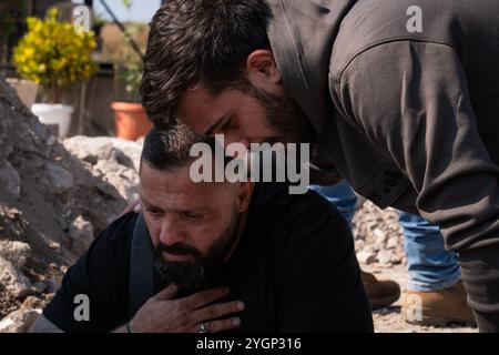 Pneu, Liban. 07 novembre 2024. Des membres de la famille réagissent lors d'un cortège funèbre à Tyr, Liban, le 7 novembre 2024. Au moins 30 personnes sont mortes après qu’Israël ait attaqué un bâtiment ciblé à Barja, qui est une zone à prédominance sunnite, où sont logées des personnes déplacées du sud. Spéculation sur la montée des tensions sectaires alors que les forces israéliennes mènent des frappes ciblées sur la zone non traditionnelle du Hezbollah. Crédit : SOPA images Limited/Alamy Live News Banque D'Images