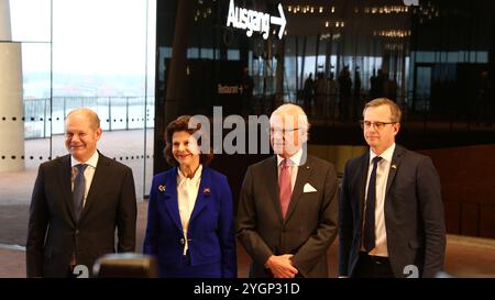 König Carl XVI. Gustaf von Schweden und Königin Silvia mit Gastgeber Olaf Scholz und einem schwedischen Minister Banque D'Images