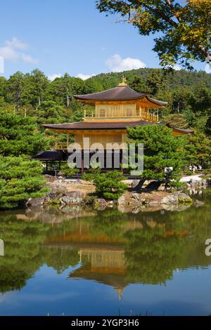 Les deux étages supérieurs du Pavillon d'Or sont recouverts de feuilles d'or. Sa beauté se reflète dans kyoko-chi, ou étang miroir. Banque D'Images