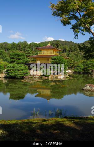 Les deux étages supérieurs du Pavillon d'Or sont recouverts de feuilles d'or. Sa beauté se reflète dans kyoko-chi, ou étang miroir. Banque D'Images