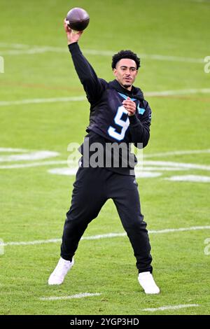 08 novembre 2024, Football américain : NFL, avant le match Carolina Panthers - New York Giants, entrainant Carolina Panthers au FC Bayern Campus, Bryce Young, quarterback des Carolina Panthers, en action. Photo : Harry Langer/dpa Banque D'Images