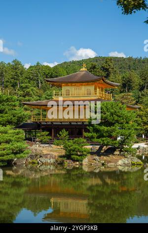 Les deux étages supérieurs du Pavillon d'Or sont recouverts de feuilles d'or. Sa beauté se reflète dans kyoko-chi, ou étang miroir. Banque D'Images