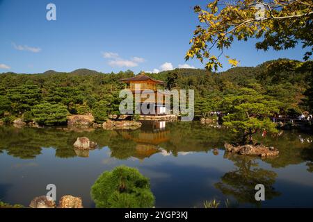 Les deux étages supérieurs du Pavillon d'Or sont recouverts de feuilles d'or. Sa beauté se reflète dans kyoko-chi, ou étang miroir. Banque D'Images