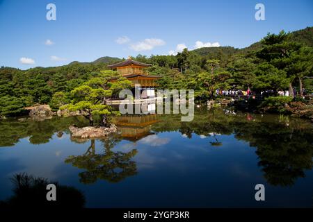 Les deux étages supérieurs du Pavillon d'Or sont recouverts de feuilles d'or. Sa beauté se reflète dans kyoko-chi, ou étang miroir. Banque D'Images