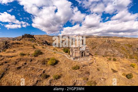 Vue aérienne par drone de la célèbre église Vahramashen du 11ème siècle, située près de la forteresse détruite d'Amberd dans la journée ensoleillée d'été. Falaise avec Arkashian R Banque D'Images