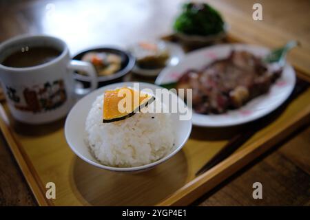 Repas artistique dans la ville de Taitung, porc, tranche de citrouille, légumes Banque D'Images