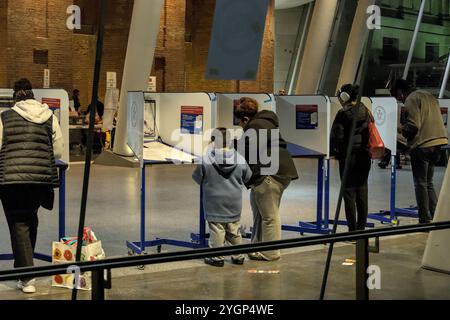 Les électeurs ont voté au Brooklyn Museum lors de l'élection présidentielle de 2024 entre Kamala Harris et Donald Trump. Banque D'Images