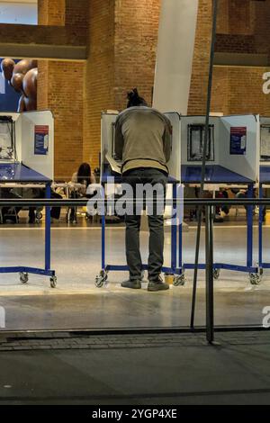 Les électeurs ont voté au Brooklyn Museum lors de l'élection présidentielle de 2024 entre Kamala Harris et Donald Trump. Banque D'Images