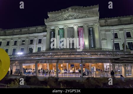 Les électeurs ont voté au Brooklyn Museum lors de l'élection présidentielle de 2024 entre Kamala Harris et Donald Trump. Banque D'Images