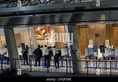 Les électeurs ont voté au Brooklyn Museum lors de l'élection présidentielle de 2024 entre Kamala Harris et Donald Trump. Banque D'Images