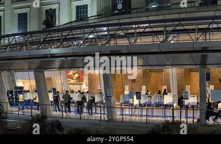 Les électeurs ont voté au Brooklyn Museum lors de l'élection présidentielle de 2024 entre Kamala Harris et Donald Trump. Banque D'Images