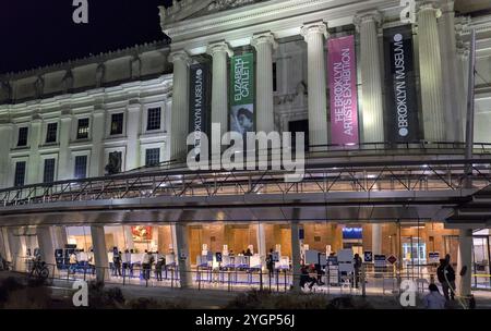 Les électeurs ont voté au Brooklyn Museum lors de l'élection présidentielle de 2024 entre Kamala Harris et Donald Trump. Banque D'Images