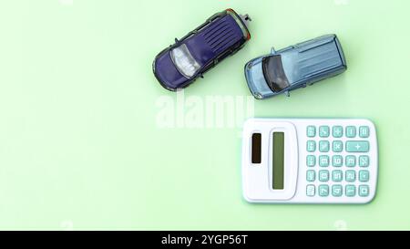 Modèle de voiture et la calculatrice sont sur fond vert. Planification de l'épargne pour l'achat de voiture, prêt de voiture et concept d'assurance automobile. Banque D'Images