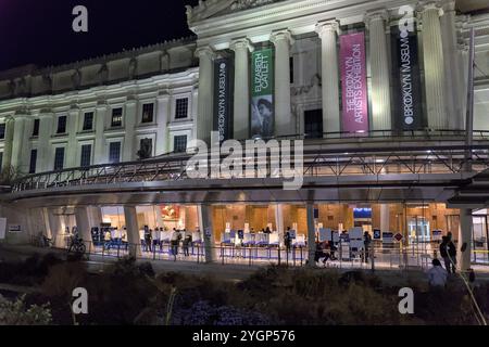 Les électeurs ont voté au Brooklyn Museum lors de l'élection présidentielle de 2024 entre Kamala Harris et Donald Trump. Banque D'Images