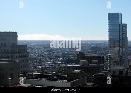 Philadelphie, PA, États-Unis. 8 novembre 2024. Plusieurs feux de forêt du New Jersey observés à Philadelphie, en Pennsylvanie, à la suite du temps sec et des vents alimentant des avertissements de drapeau rouge le 8 novembre 2024. Crédit : Mpi34/Media Punch/Alamy Live News Banque D'Images