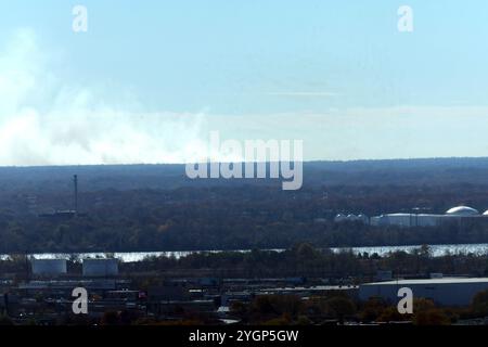 Philadelphie, PA, États-Unis. 8 novembre 2024. Plusieurs feux de forêt du New Jersey observés à Philadelphie, en Pennsylvanie, à la suite du temps sec et des vents alimentant des avertissements de drapeau rouge le 8 novembre 2024. Crédit : Mpi34/Media Punch/Alamy Live News Banque D'Images