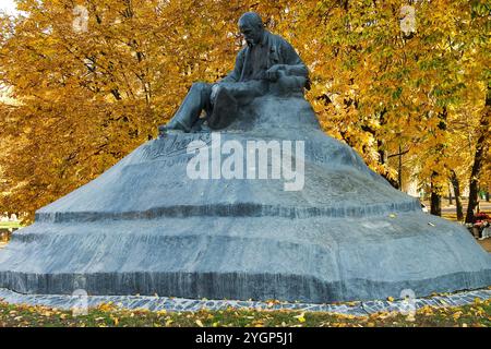 Monument à Taras Shevchenko dans la ville de Romny, région de Sumy, Ukraine. Taras Shevchenko est un poète ukrainien, écrivain, artiste, fi public et politique Banque D'Images