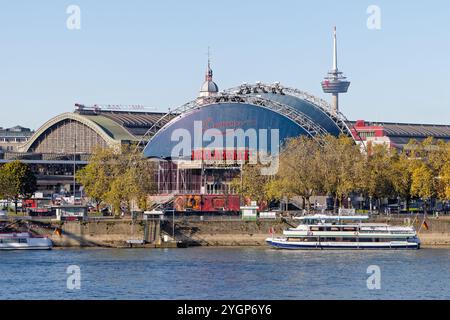 Moulin Rouge musical au théâtre musical Dome sur les rives du Rhin à Cologne, Allemagne. Banque D'Images