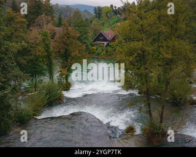 Rendez-vous au village de Rastoke près de Slunj en Croatie. Vue imprenable vieux moulins à eau sur les cascades de la rivière Korana, beau paysage de campagne Banque D'Images