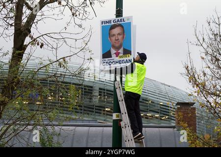 Des affiches électorales sont érigées sur Shelbourne Road à Dublin, en prévision des élections générales du 29 novembre. Date de la photo : vendredi 8 novembre 2024. Banque D'Images