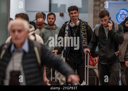 LOD, Israël. 08 novembre 2024. Un fan de Maccabi tel Aviv est vu dans le hall des arrivées de l'aéroport Ben Gourion. Les supporters israéliens de football ont été attaqués par des manifestants pro-palestiniens avant le match de football de l'UEFA Europa League entre l'Ajax Amsterdam et le Maccabi tel Aviv jeudi. Crédit : Ilia Yefimovich/dpa/Alamy Live News Banque D'Images