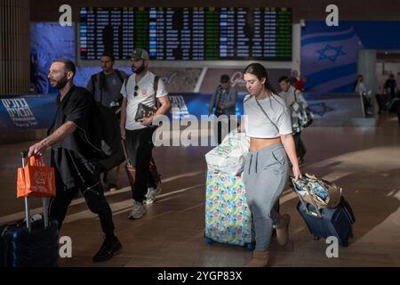 LOD, Israël. 08 novembre 2024. Les Israéliens arrivent à l'aéroport Ben Gourion, après l'arrivée d'un vol en provenance d'Amsterdam. Les supporters israéliens de football ont été attaqués par des manifestants pro-palestiniens avant le match de football de l'UEFA Europa League entre l'Ajax Amsterdam et le Maccabi tel Aviv jeudi. Crédit : Ilia Yefimovich/dpa/Alamy Live News Banque D'Images