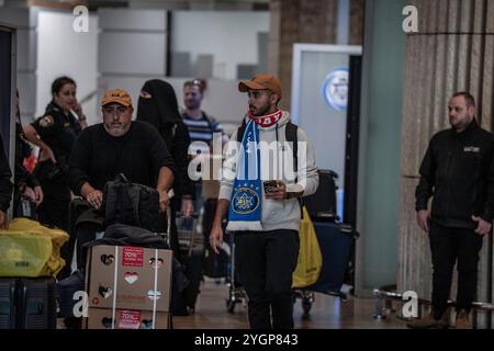 LOD, Israël. 08 novembre 2024. Un fan de Maccabi tel Aviv est vu dans le hall des arrivées de l'aéroport Ben Gourion. Les supporters israéliens de football ont été attaqués par des manifestants pro-palestiniens avant le match de football de l'UEFA Europa League entre l'Ajax Amsterdam et le Maccabi tel Aviv jeudi. Crédit : Ilia Yefimovich/dpa/Alamy Live News Banque D'Images