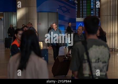 LOD, Israël. 08 novembre 2024. Les Israéliens arrivent à l'aéroport Ben Gourion, après l'arrivée d'un vol en provenance d'Amsterdam. Les supporters israéliens de football ont été attaqués par des manifestants pro-palestiniens avant le match de football de l'UEFA Europa League entre l'Ajax Amsterdam et le Maccabi tel Aviv jeudi. Crédit : Ilia Yefimovich/dpa/Alamy Live News Banque D'Images