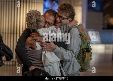 LOD, Israël. 08 novembre 2024. Les Israéliens reçoivent leurs proches à l'aéroport Ben Gourion, après l'arrivée d'un vol en provenance d'Amsterdam. Les supporters israéliens de football ont été attaqués par des manifestants pro-palestiniens avant le match de football de l'UEFA Europa League entre l'Ajax Amsterdam et le Maccabi tel Aviv jeudi. Crédit : Ilia Yefimovich/dpa/Alamy Live News Banque D'Images