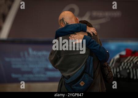 LOD, Israël. 08 novembre 2024. Les Israéliens reçoivent leurs proches à l'aéroport Ben Gourion, après l'arrivée d'un vol en provenance d'Amsterdam. Les supporters israéliens de football ont été attaqués par des manifestants pro-palestiniens avant le match de football de l'UEFA Europa League entre l'Ajax Amsterdam et le Maccabi tel Aviv jeudi. Crédit : Ilia Yefimovich/dpa/Alamy Live News Banque D'Images