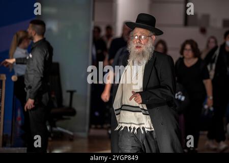 LOD, Israël. 08 novembre 2024. Les Israéliens arrivent à l'aéroport Ben Gourion, après l'arrivée d'un vol en provenance d'Amsterdam. Les supporters israéliens de football ont été attaqués par des manifestants pro-palestiniens avant le match de football de l'UEFA Europa League entre l'Ajax Amsterdam et le Maccabi tel Aviv jeudi. Crédit : Ilia Yefimovich/dpa/Alamy Live News Banque D'Images