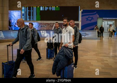 LOD, Israël. 08 novembre 2024. L’équipe et les fans du Maccabi tel Aviv arrivent à l’aéroport international Ben Gourion. Les supporters israéliens de football ont été attaqués par des manifestants pro-palestiniens avant le match de football de l'UEFA Europa League entre l'Ajax Amsterdam et le Maccabi tel Aviv jeudi. Crédit : Ilia Yefimovich/dpa/Alamy Live News Banque D'Images