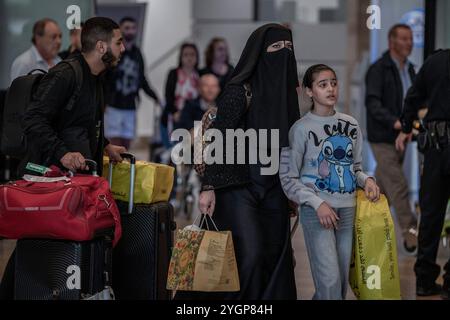 LOD, Israël. 08 novembre 2024. Les Israéliens arrivent à l'aéroport Ben Gourion, après l'arrivée d'un vol en provenance d'Amsterdam. Les supporters israéliens de football ont été attaqués par des manifestants pro-palestiniens avant le match de football de l'UEFA Europa League entre l'Ajax Amsterdam et le Maccabi tel Aviv jeudi. Crédit : Ilia Yefimovich/dpa/Alamy Live News Banque D'Images