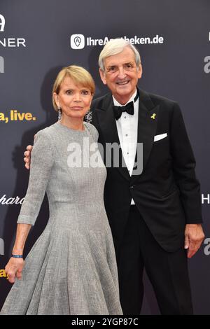 Uschi Glas mit Ehemann Dieter Hermann / Bambi 2024 / Verleihung des Goldenen REHS / Bavaria-Studios / München / 07. Novembre 2024 *** Uschi Glas avec son mari Dieter Hermann Bambi 2024 Prix des Golden Deer Bavaria Studios Munich 07 novembre 2024 Banque D'Images