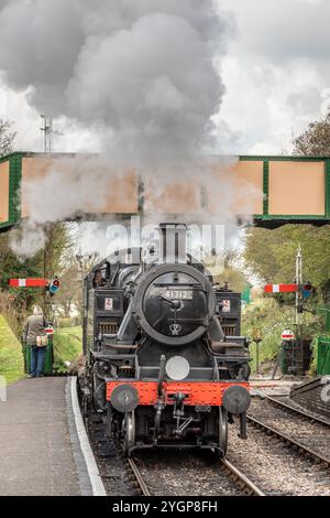 BR '2MT' 2-6-2T No. 41312 arrive à Ropley sur la Mid-Hants Railway, Hampshire, Angleterre, Royaume-Uni Banque D'Images