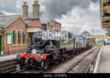 BR '2MT' 2-6-2T No. 41312 arrive à Ropley sur la Mid-Hants Railway, Hampshire, Angleterre, Royaume-Uni Banque D'Images