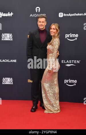 Wayne Carpendale mit Ehefrau Annemarie Carpendale / Bambi 2024 / Verleihung des Goldenen REHS / Bavaria-Studios / München / 07. Novembre 2024 *** Wayne Carpendale avec son épouse Annemarie Carpendale Bambi 2024 Prix des Golden Deer Bavaria Studios Munich 07 novembre 2024 Banque D'Images